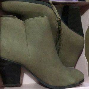 Charlotte Russe Keira boots new in box size 10 taupe new in box